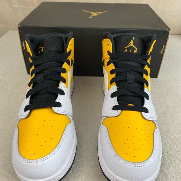 Nike Air Jordan 1 Mid GS “University Gold” - Picture 2 of 6